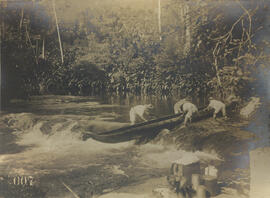 [Canoa no rio]