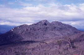 Montanha com pedras