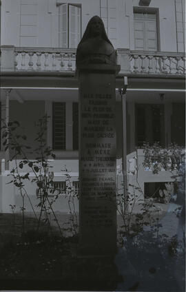 [Busto de Madre Maria Teodora Voiron]