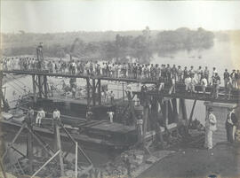 [Ponte ferroviária em construção]