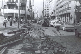 [Retirada dos trilhos dos bondes na Avenida Francisco Glicério]